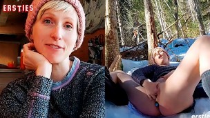 Ersties – Heiße Schneewanderung mit Analplug und Squirting-Höhepunkt