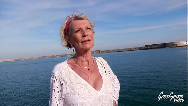 Eva, 70 ans, dresse deux étalons fougueux