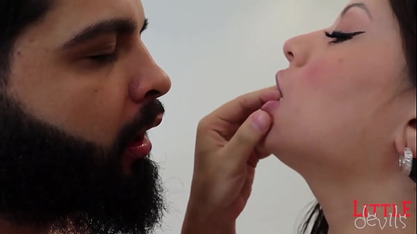 Rabuda e greluda dando o cuzinho